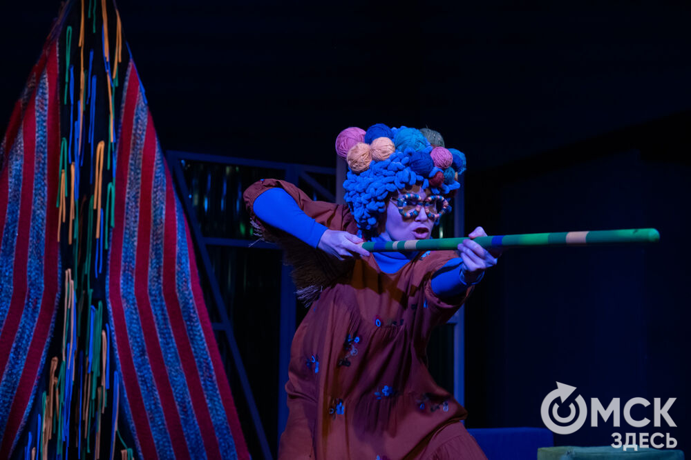 Премьера спектакля "Вверхтормашками" (6+) в Камерном драматическом театре имени Решетникова