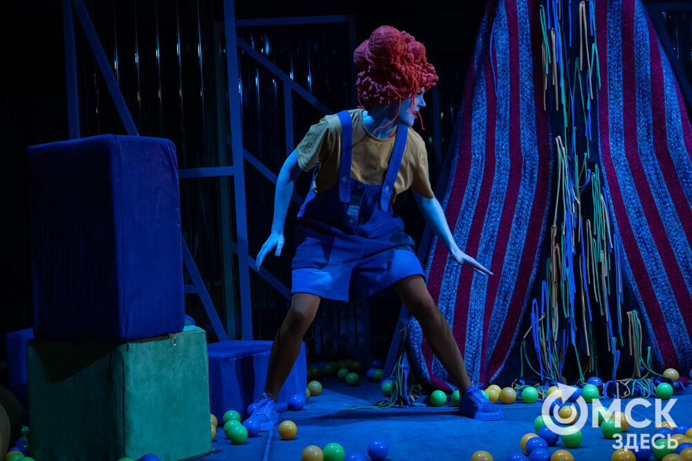 Премьера спектакля "Вверхтормашками" (6+) в Камерном драматическом театре имени Решетникова