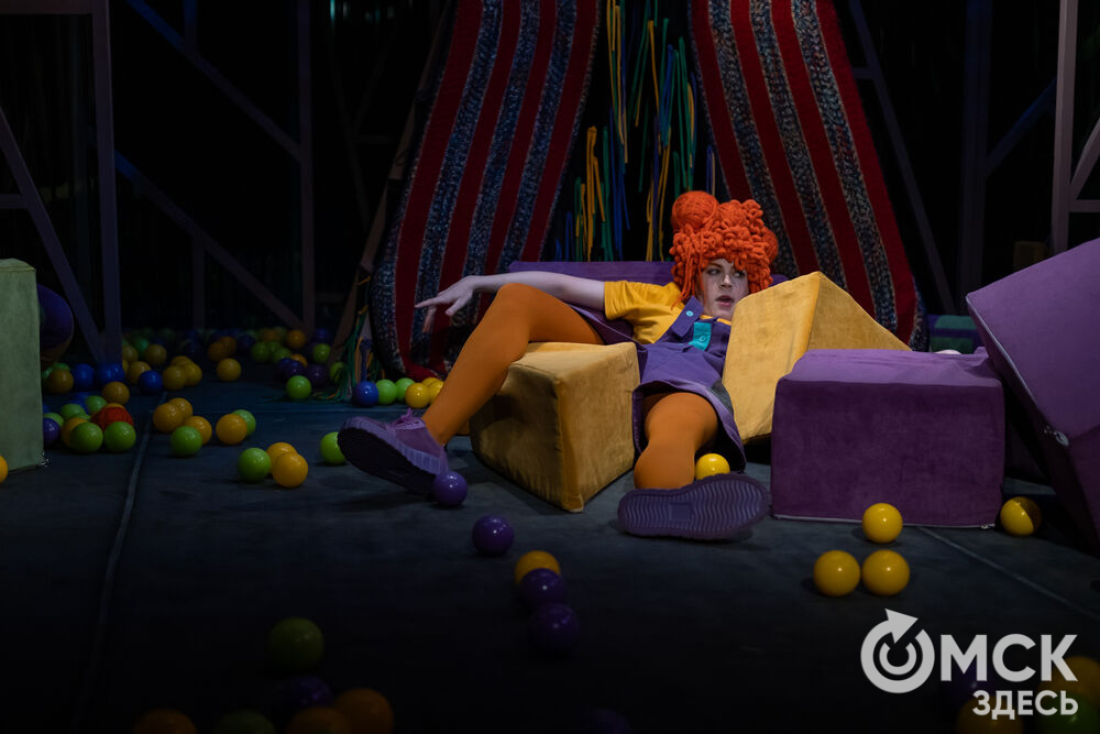 Премьера спектакля "Вверхтормашками" (6+) в Камерном драматическом театре имени Решетникова