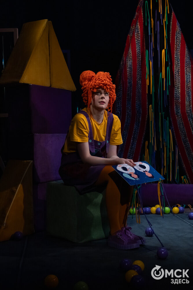 Премьера спектакля "Вверхтормашками" (6+) в Камерном драматическом театре имени Решетникова