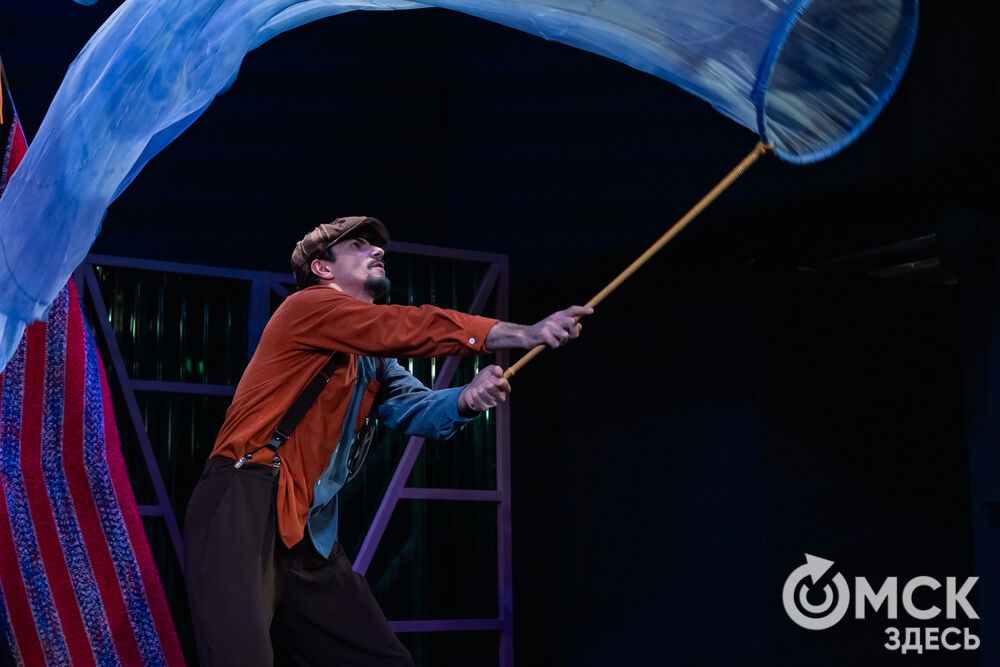 Премьера спектакля "Вверхтормашками" (6+) в Камерном драматическом театре имени Решетникова