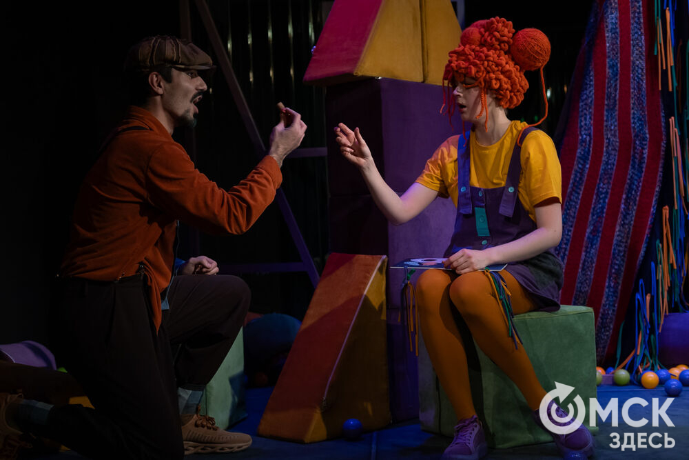 Премьера спектакля "Вверхтормашками" (6+) в Камерном драматическом театре имени Решетникова