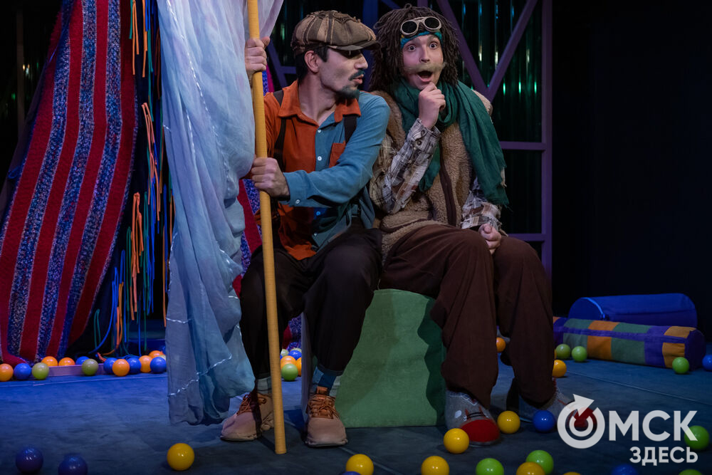 Премьера спектакля "Вверхтормашками" (6+) в Камерном драматическом театре имени Решетникова