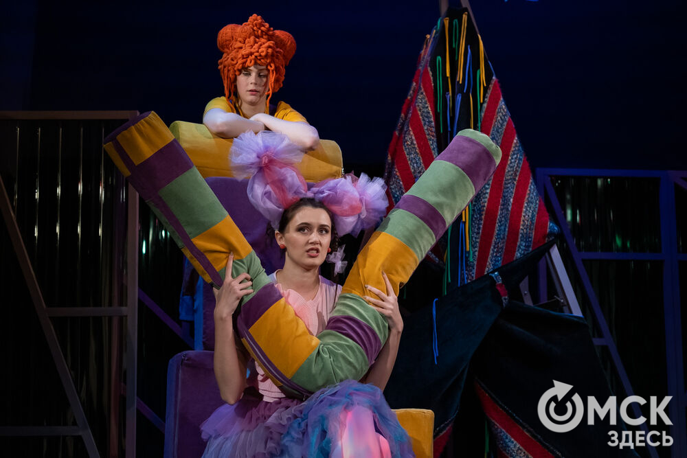 Премьера спектакля "Вверхтормашками" (6+) в Камерном драматическом театре имени Решетникова