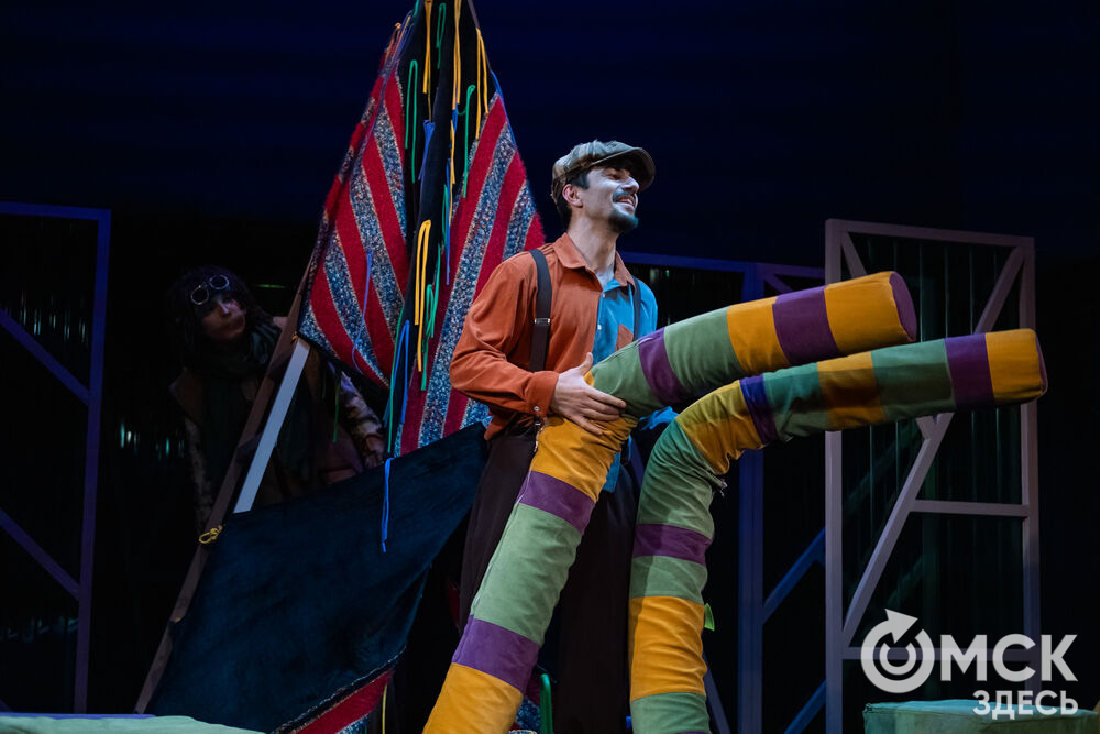 Премьера спектакля "Вверхтормашками" (6+) в Камерном драматическом театре имени Решетникова