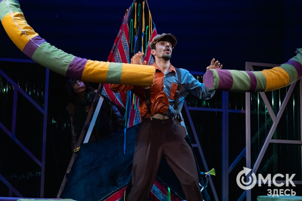 Премьера спектакля "Вверхтормашками" (6+) в Камерном драматическом театре имени Решетникова