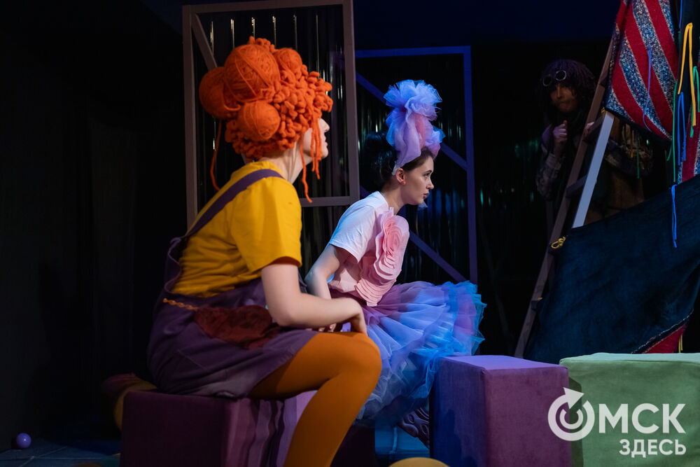 Премьера спектакля "Вверхтормашками" (6+) в Камерном драматическом театре имени Решетникова