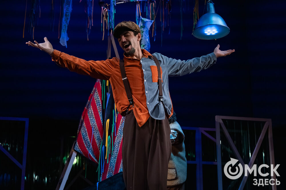 Премьера спектакля "Вверхтормашками" (6+) в Камерном драматическом театре имени Решетникова