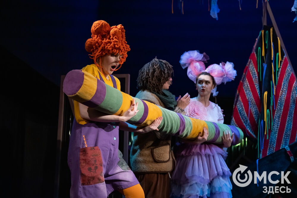 Премьера спектакля "Вверхтормашками" (6+) в Камерном драматическом театре имени Решетникова