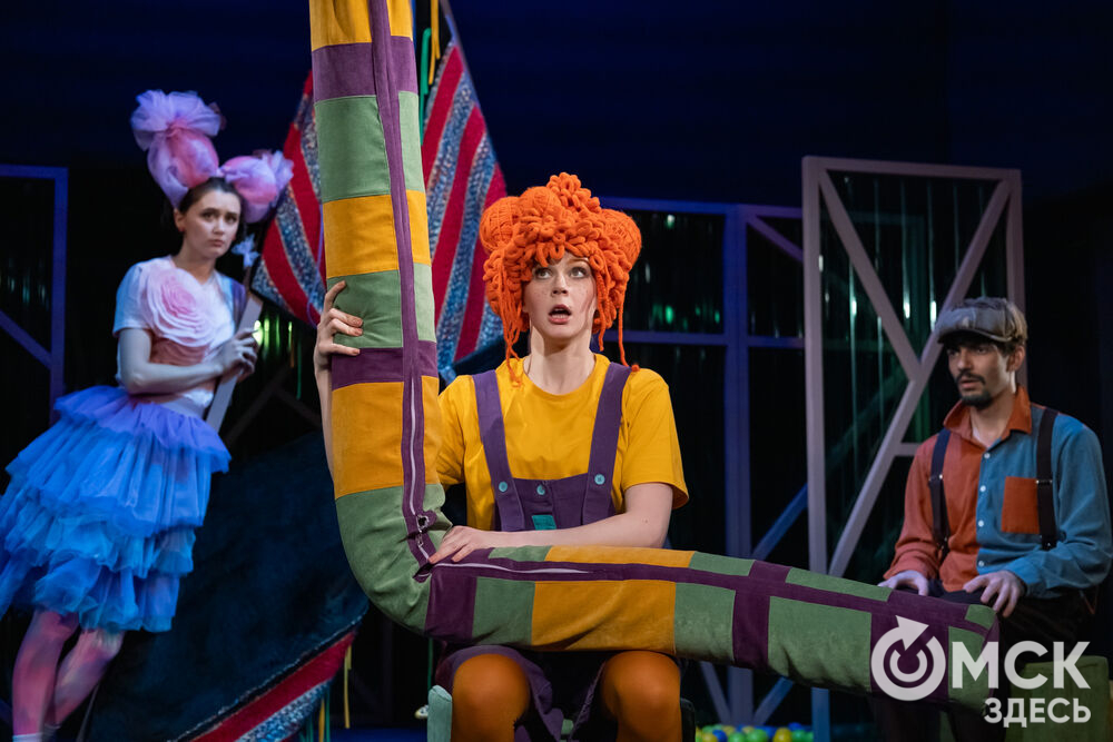 Премьера спектакля "Вверхтормашками" (6+) в Камерном драматическом театре имени Решетникова