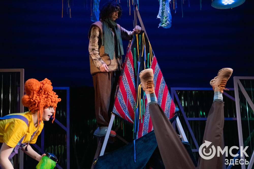 Премьера спектакля "Вверхтормашками" (6+) в Камерном драматическом театре имени Решетникова