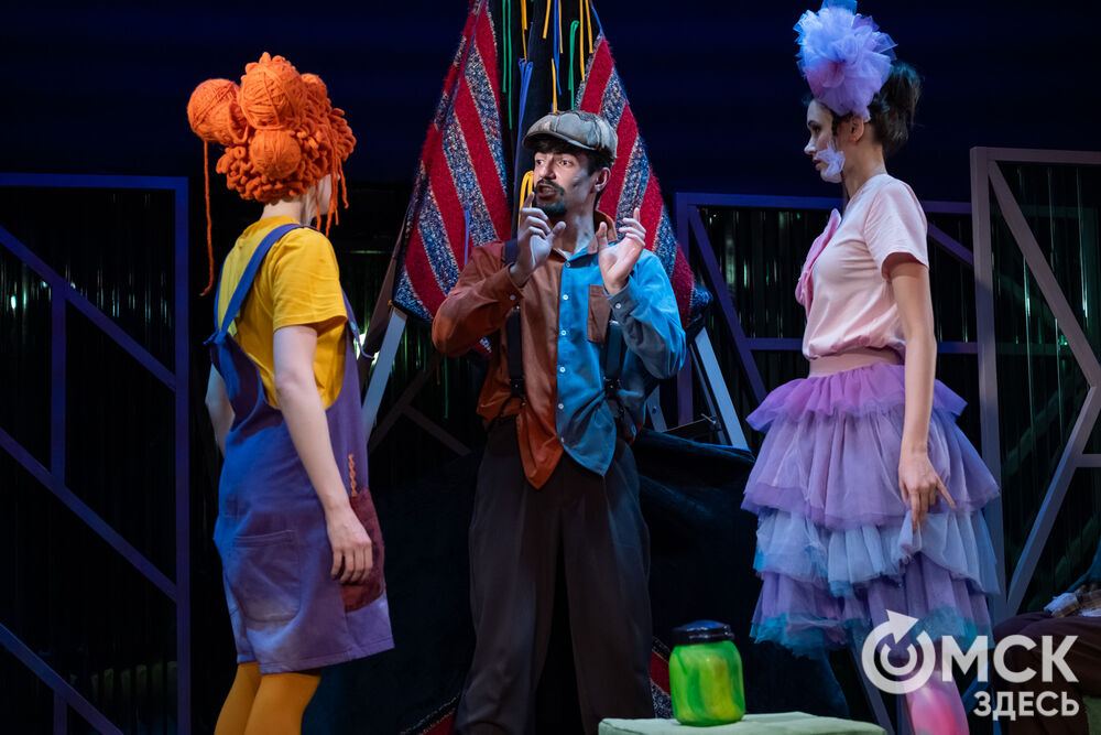 Премьера спектакля "Вверхтормашками" (6+) в Камерном драматическом театре имени Решетникова