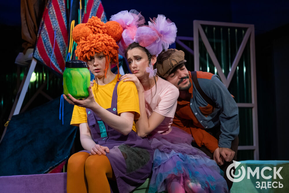 Премьера спектакля "Вверхтормашками" (6+) в Камерном драматическом театре имени Решетникова