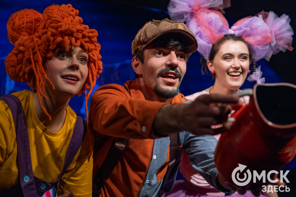 Премьера спектакля "Вверхтормашками" (6+) в Камерном драматическом театре имени Решетникова