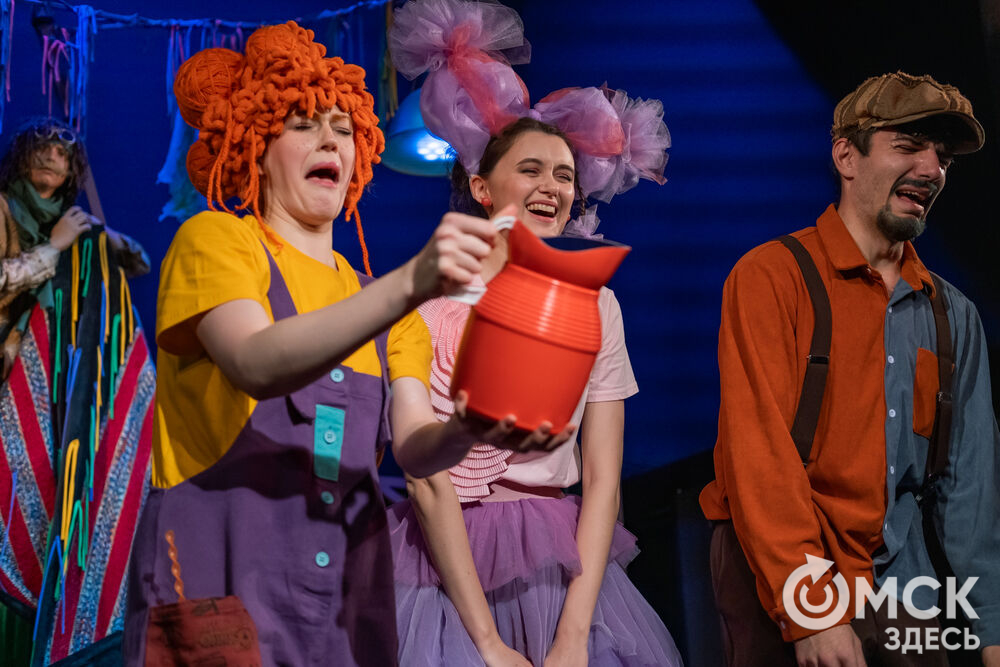 Премьера спектакля "Вверхтормашками" (6+) в Камерном драматическом театре имени Решетникова