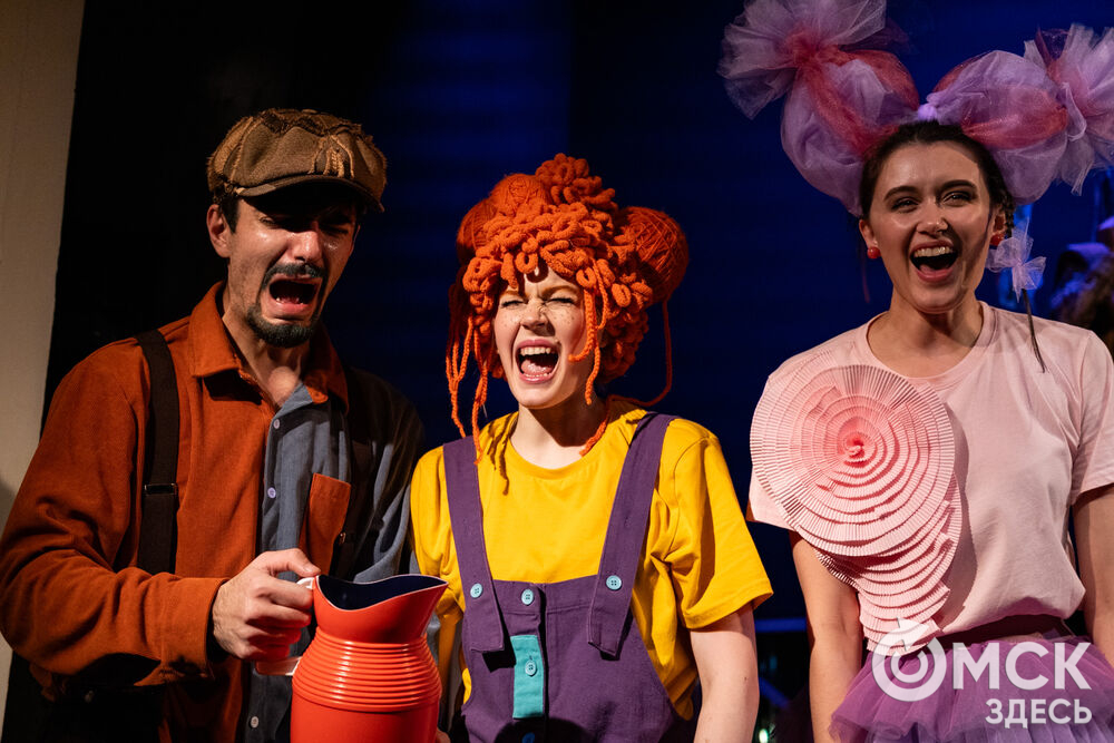 Премьера спектакля "Вверхтормашками" (6+) в Камерном драматическом театре имени Решетникова