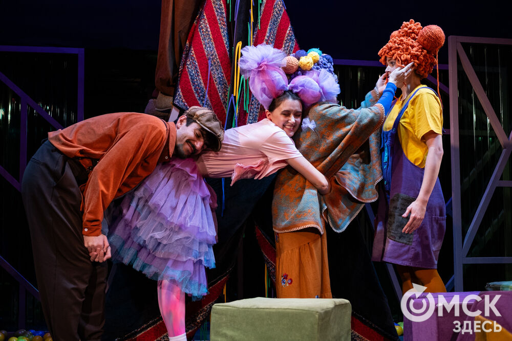 Премьера спектакля "Вверхтормашками" (6+) в Камерном драматическом театре имени Решетникова