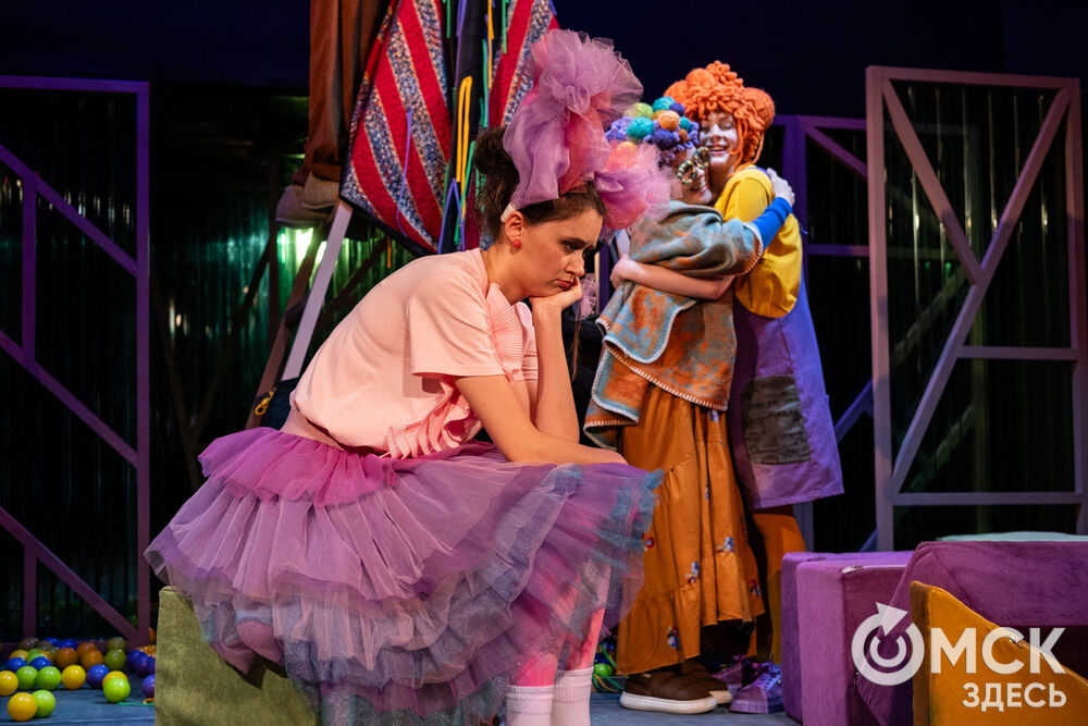 Премьера спектакля "Вверхтормашками" (6+) в Камерном драматическом театре имени Решетникова