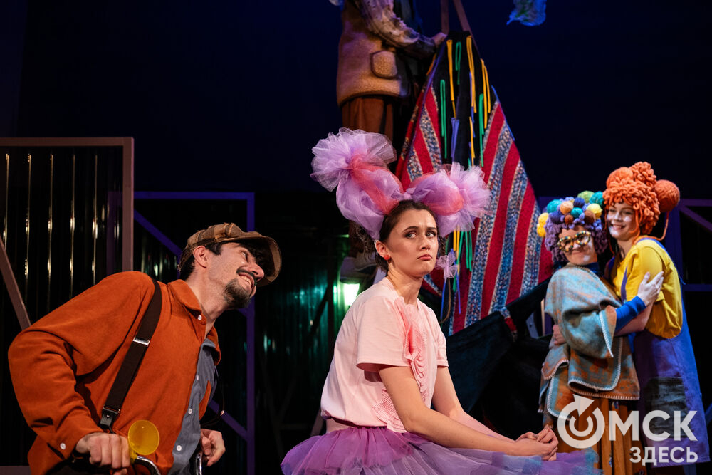 Премьера спектакля "Вверхтормашками" (6+) в Камерном драматическом театре имени Решетникова