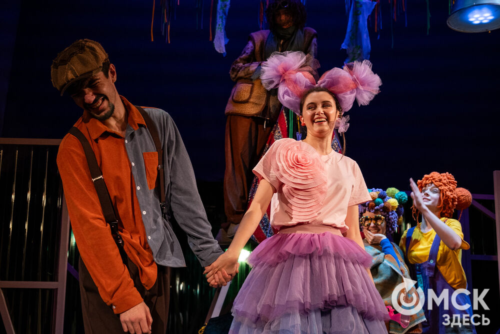 Премьера спектакля "Вверхтормашками" (6+) в Камерном драматическом театре имени Решетникова