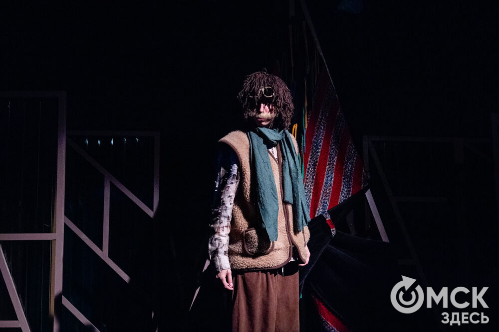 Премьера спектакля "Вверхтормашками" (6+) в Камерном драматическом театре имени Решетникова