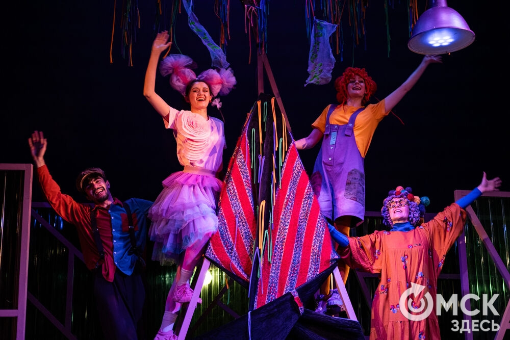 Премьера спектакля "Вверхтормашками" (6+) в Камерном драматическом театре имени Решетникова