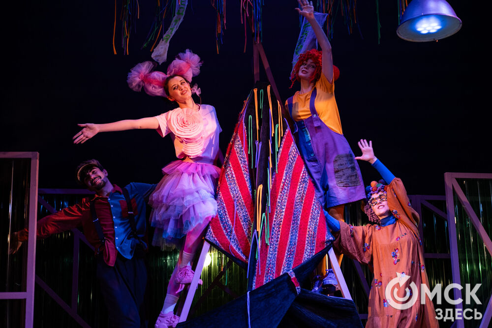 Премьера спектакля "Вверхтормашками" (6+) в Камерном драматическом театре имени Решетникова