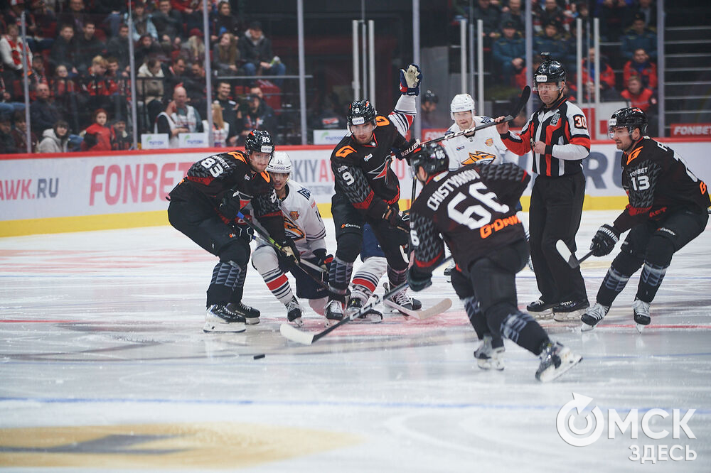 В Омске завершился матч регулярного чемпионата Континентальной хоккейной лиги, в котором "Авангард" принимал магнитогорский "Металлург". Фото: Илья Петров
