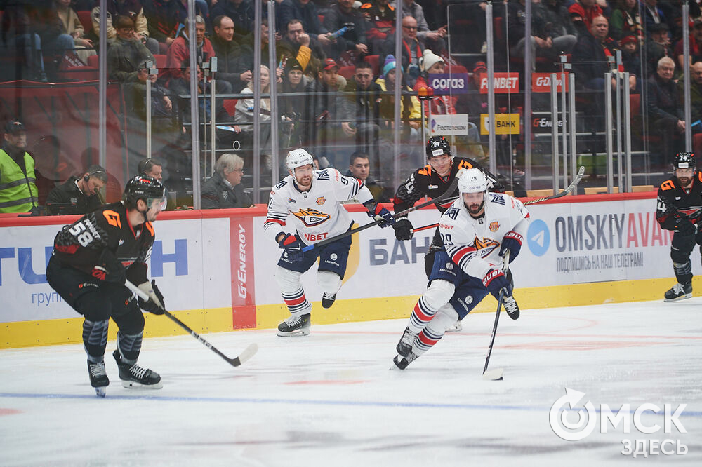 В Омске завершился матч регулярного чемпионата Континентальной хоккейной лиги, в котором "Авангард" принимал магнитогорский "Металлург". Фото: Илья Петров