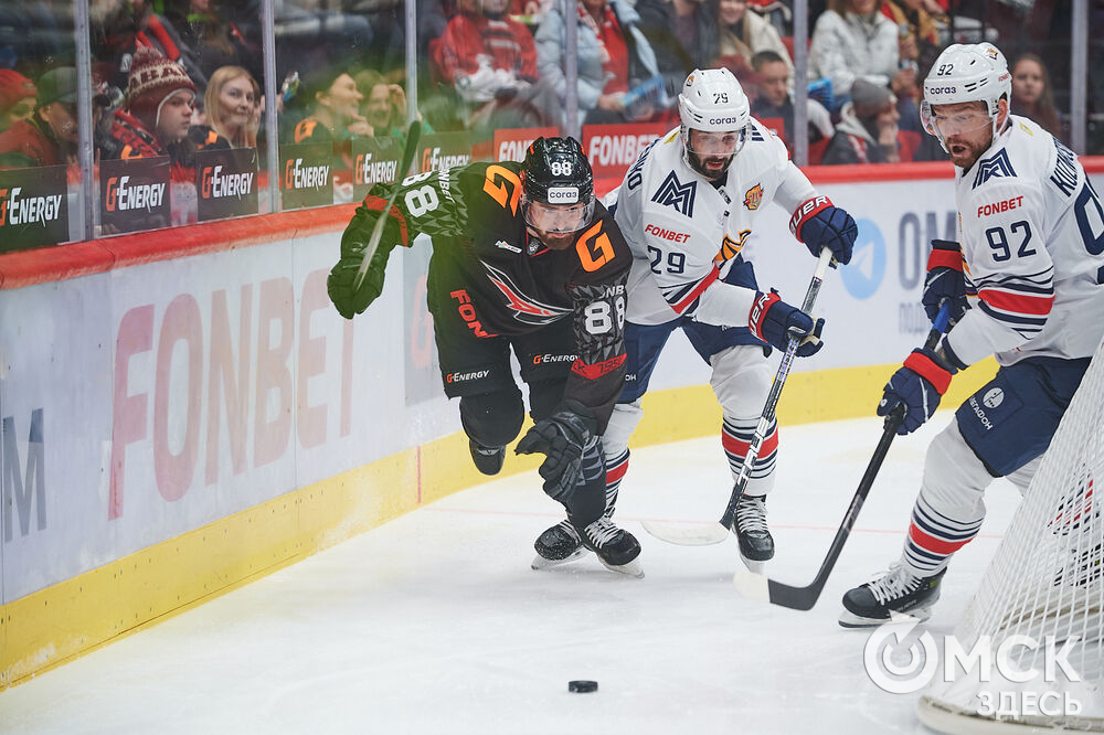 В Омске завершился матч регулярного чемпионата Континентальной хоккейной лиги, в котором "Авангард" принимал магнитогорский "Металлург". Фото: Илья Петров