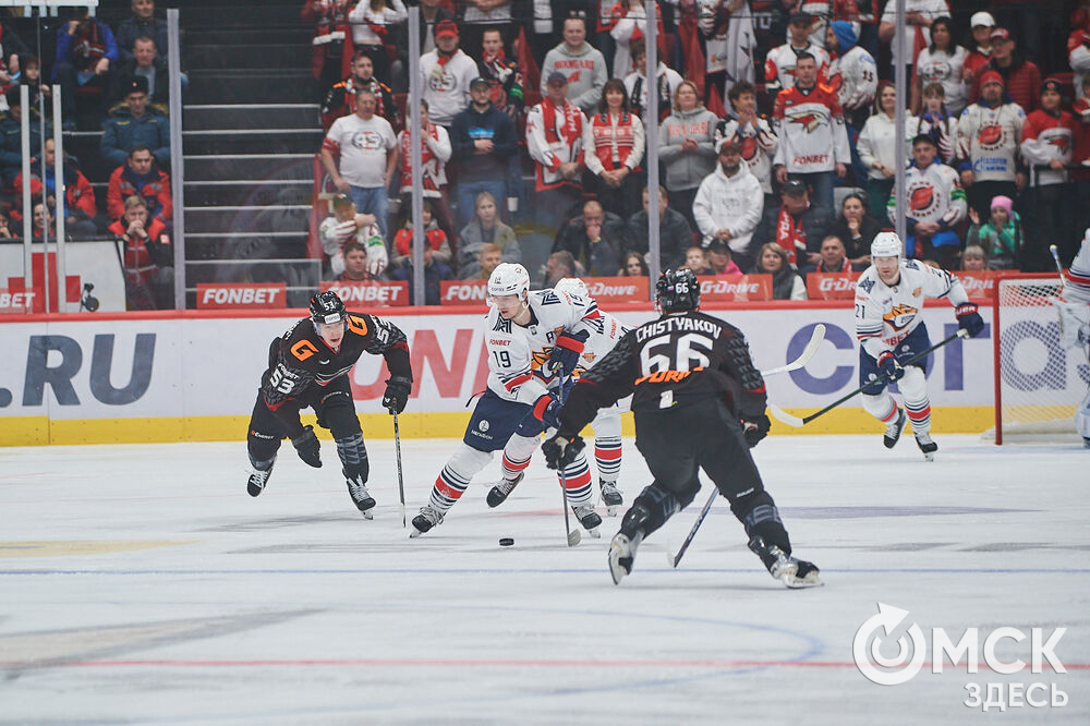 В Омске завершился матч регулярного чемпионата Континентальной хоккейной лиги, в котором "Авангард" принимал магнитогорский "Металлург". Фото: Илья Петров
