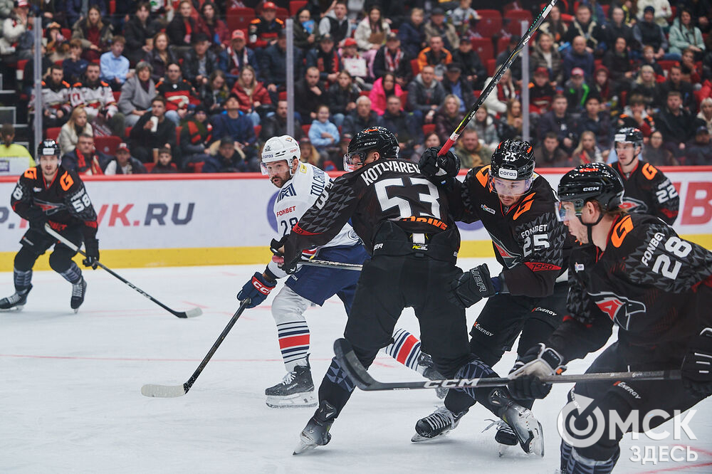 В Омске завершился матч регулярного чемпионата Континентальной хоккейной лиги, в котором "Авангард" принимал магнитогорский "Металлург". Фото: Илья Петров