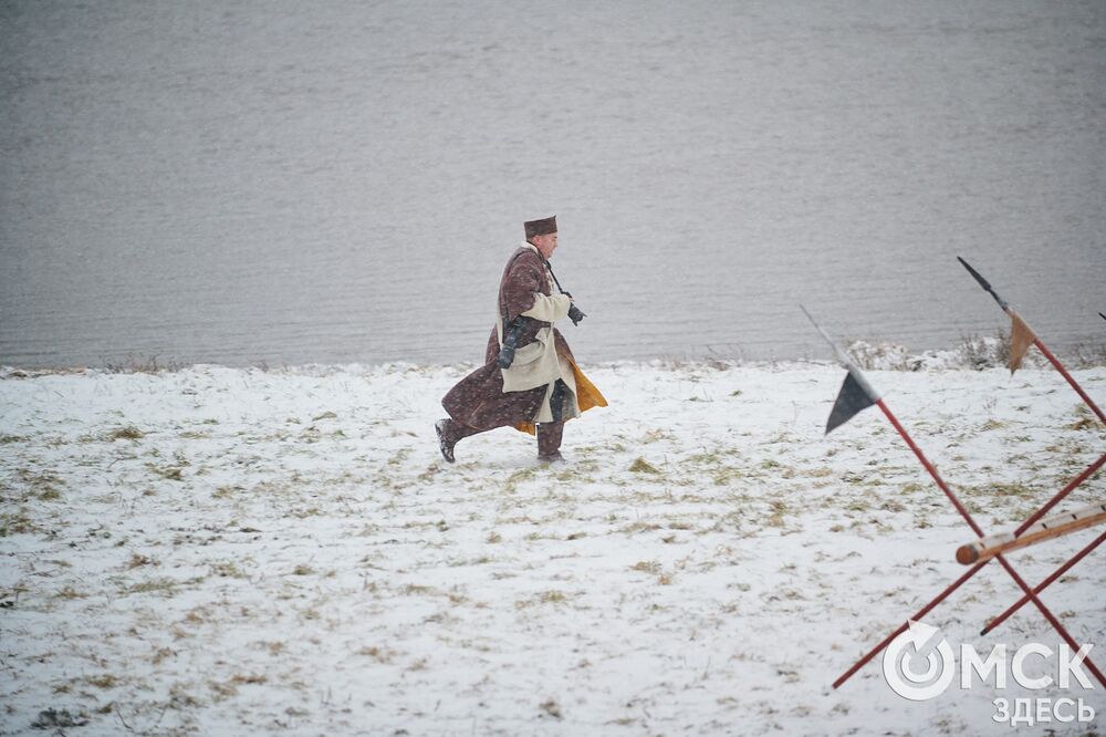 В историческом центре Омска прошла реконструкция событий, которые вспоминают каждый год 4 ноября. Фото: Илья Петров