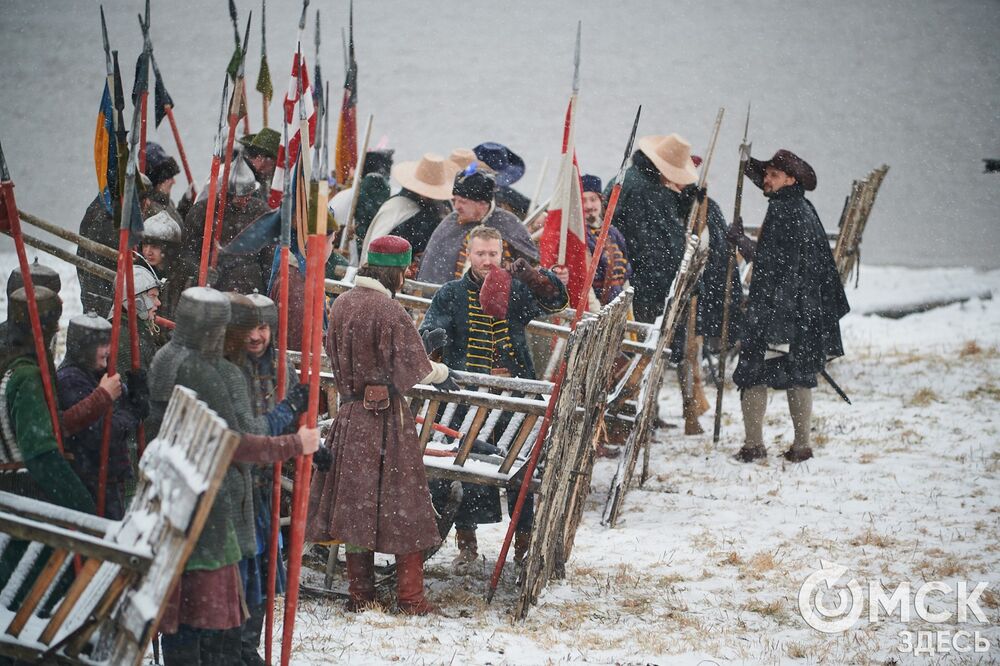 В историческом центре Омска прошла реконструкция событий, которые вспоминают каждый год 4 ноября. Фото: Илья Петров
