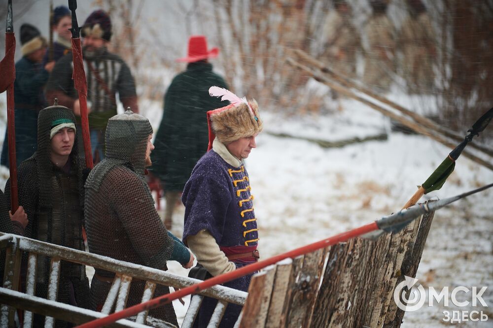 В историческом центре Омска прошла реконструкция событий, которые вспоминают каждый год 4 ноября. Фото: Илья Петров