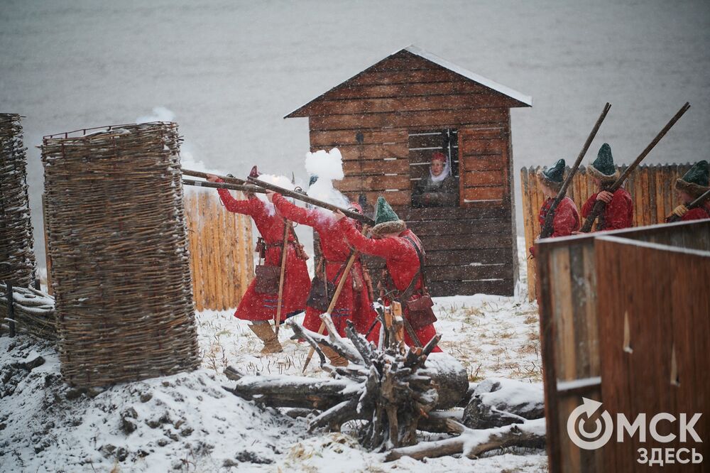 В историческом центре Омска прошла реконструкция событий, которые вспоминают каждый год 4 ноября. Фото: Илья Петров