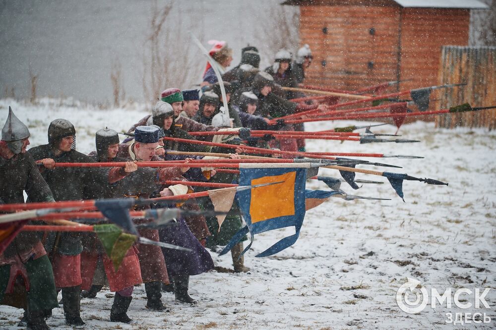 В историческом центре Омска прошла реконструкция событий, которые вспоминают каждый год 4 ноября. Фото: Илья Петров