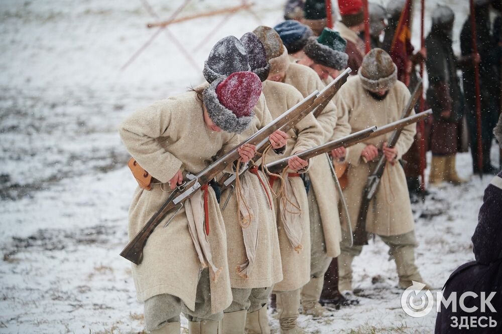 В историческом центре Омска прошла реконструкция событий, которые вспоминают каждый год 4 ноября. Фото: Илья Петров