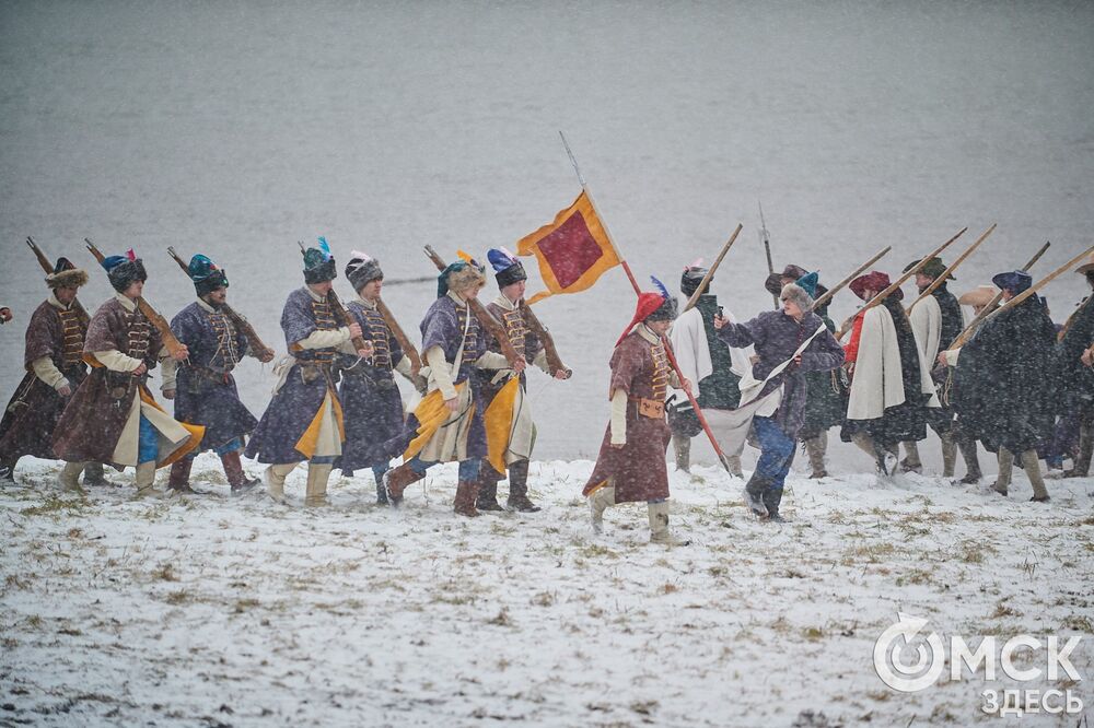 В историческом центре Омска прошла реконструкция событий, которые вспоминают каждый год 4 ноября. Фото: Илья Петров