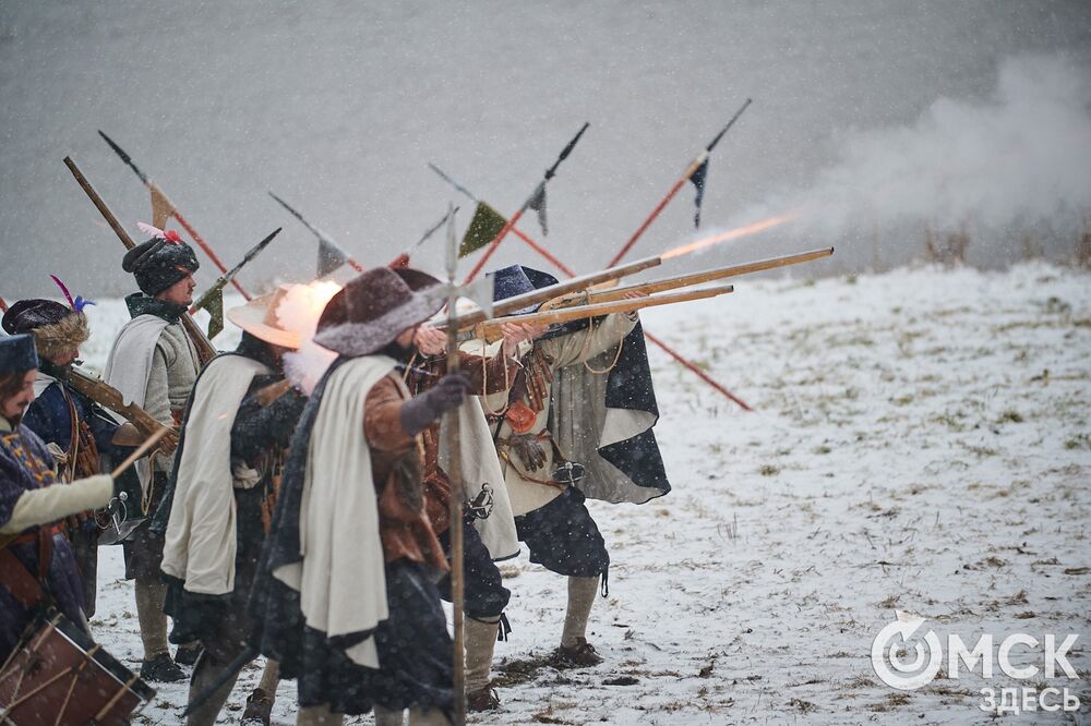 В историческом центре Омска прошла реконструкция событий, которые вспоминают каждый год 4 ноября. Фото: Илья Петров