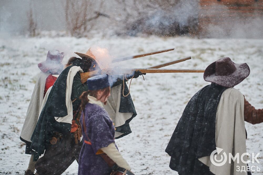 В историческом центре Омска прошла реконструкция событий, которые вспоминают каждый год 4 ноября. Фото: Илья Петров