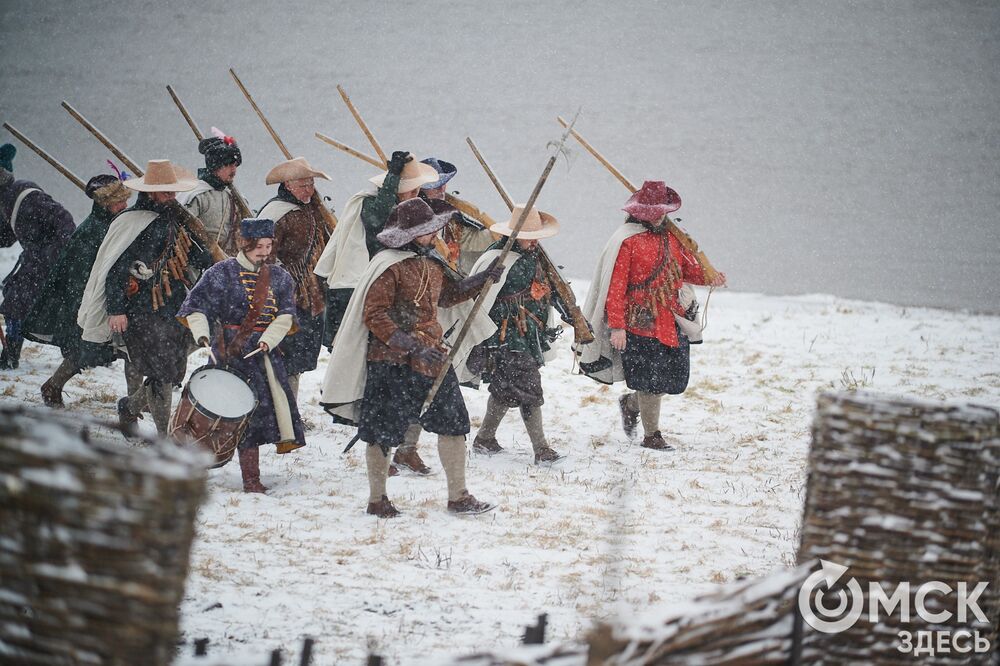 В историческом центре Омска прошла реконструкция событий, которые вспоминают каждый год 4 ноября. Фото: Илья Петров