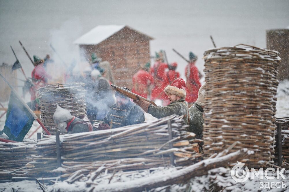 В историческом центре Омска прошла реконструкция событий, которые вспоминают каждый год 4 ноября. Фото: Илья Петров
