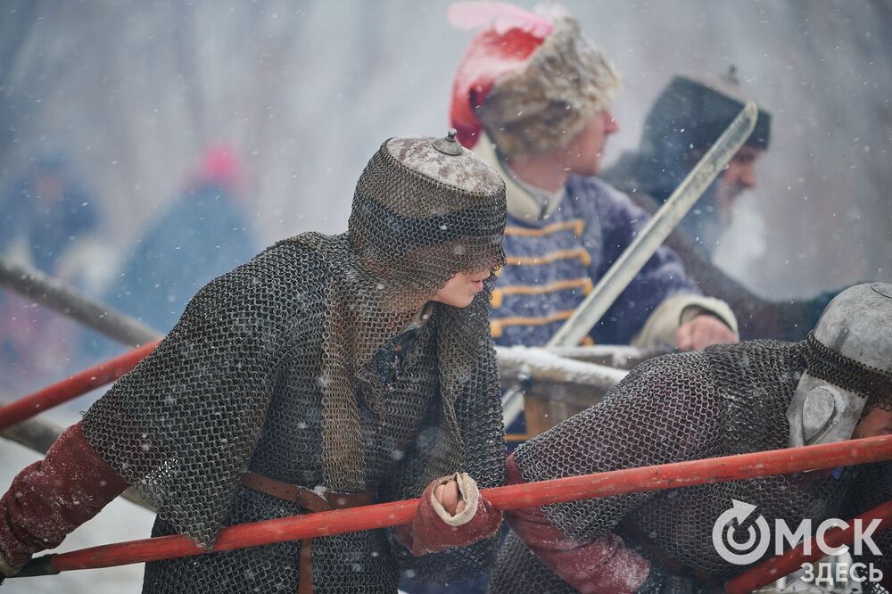 В историческом центре Омска прошла реконструкция событий, которые вспоминают каждый год 4 ноября. Фото: Илья Петров