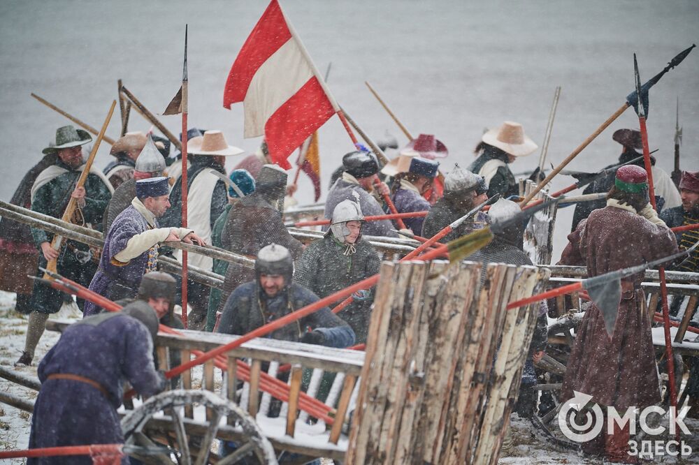 В историческом центре Омска прошла реконструкция событий, которые вспоминают каждый год 4 ноября. Фото: Илья Петров
