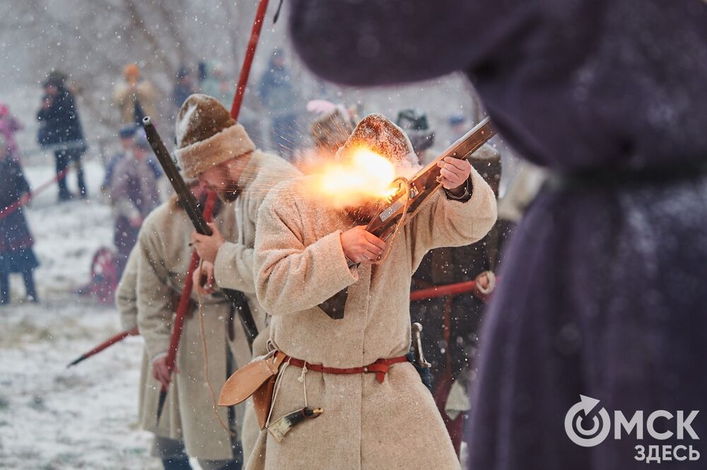 В историческом центре Омска прошла реконструкция событий, которые вспоминают каждый год 4 ноября. Фото: Илья Петров