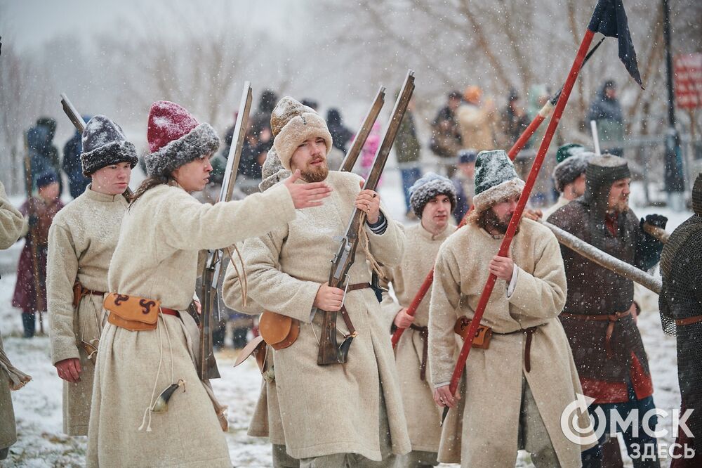 В историческом центре Омска прошла реконструкция событий, которые вспоминают каждый год 4 ноября. Фото: Илья Петров
