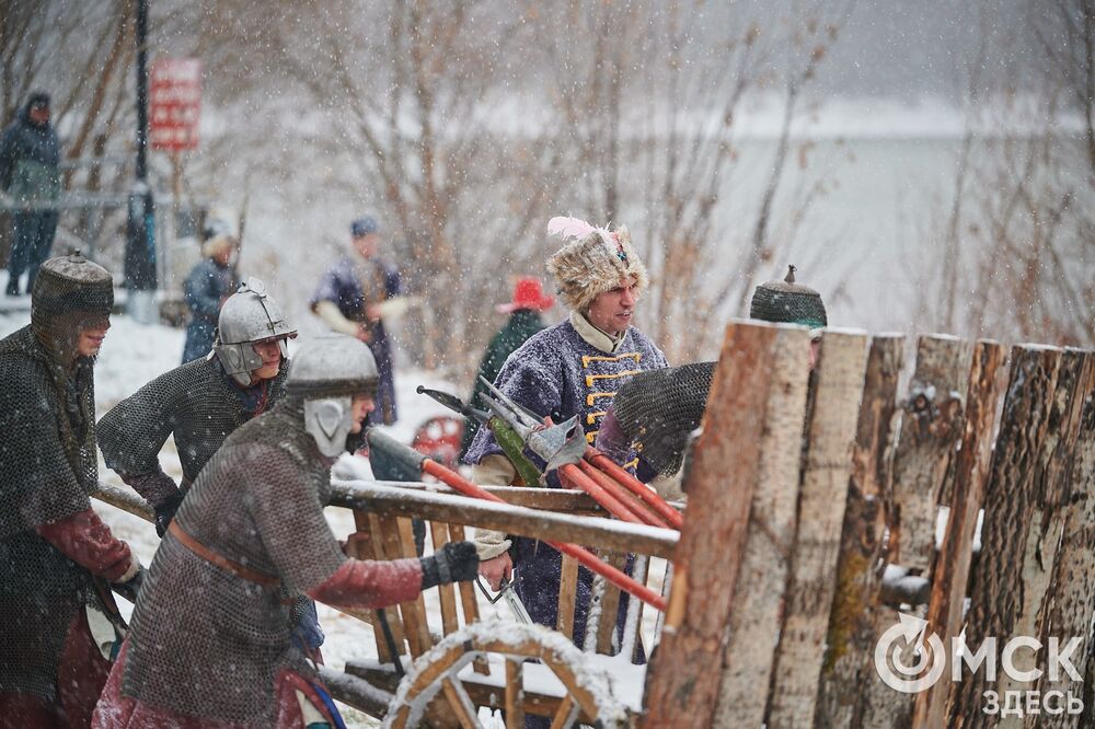 В историческом центре Омска прошла реконструкция событий, которые вспоминают каждый год 4 ноября. Фото: Илья Петров