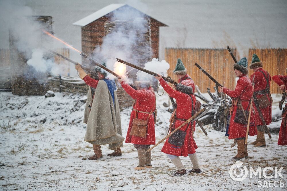 В историческом центре Омска прошла реконструкция событий, которые вспоминают каждый год 4 ноября. Фото: Илья Петров