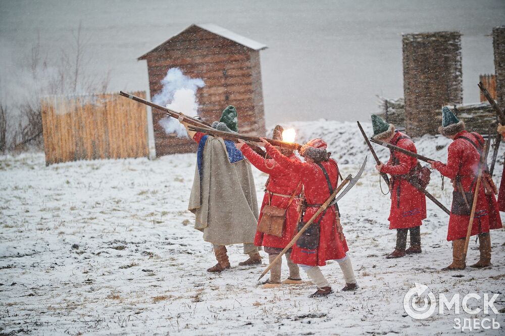 В историческом центре Омска прошла реконструкция событий, которые вспоминают каждый год 4 ноября. Фото: Илья Петров
